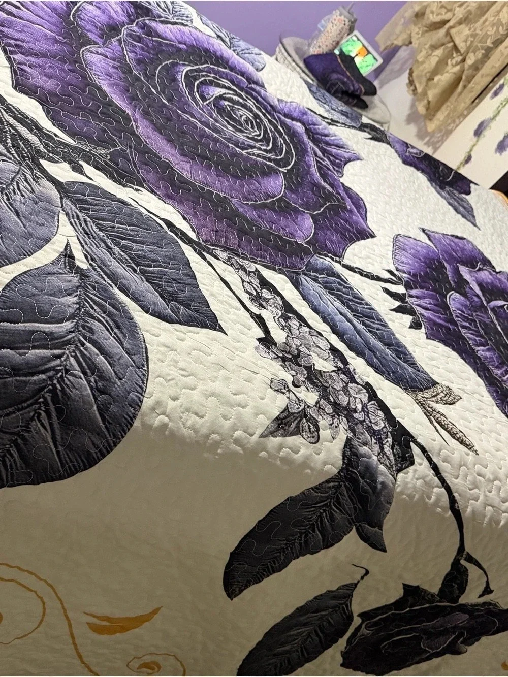 NEW. !! Purple & White Floral Quilt with Coordinating Shams